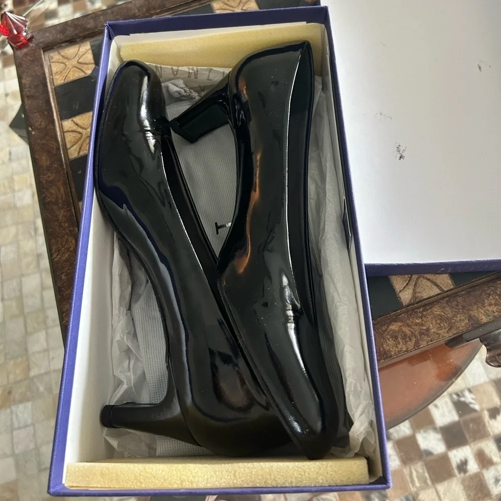 NIB RARE Stuart Weitzman Black Soft Patent Leather Kitten Heel Chic Pumps 8.5